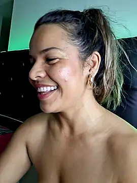 pamela_Tiny Adlı Modelin Canlı XXX Sohbeti