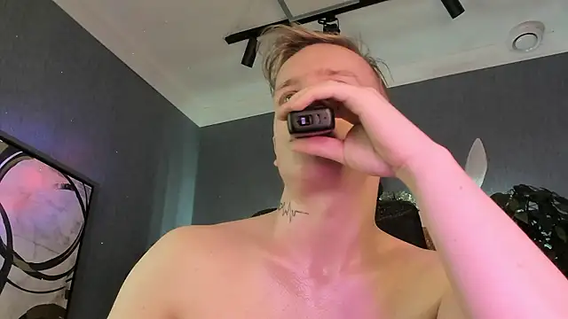 Show modela AlexxSweet na web-kameri