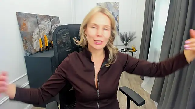 Sinty_Devis Adlı Modelin Canlı XXX Sohbeti