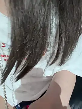 Yiyi-707: διαδικτυακό σόου στην κάμερα