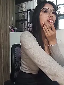 Valk_submissive's Live XXX Chat