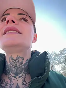 XXX chat uživo modela SkinnyLilly