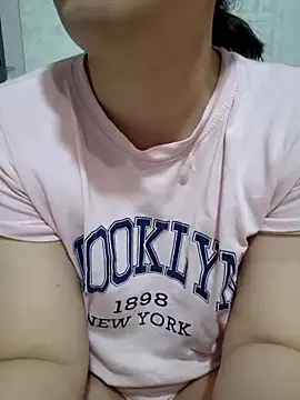 Emi_hot1 Adlı Modelin Canlı XXX Sohbeti