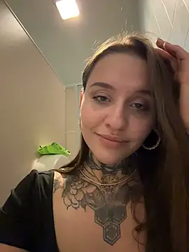 Chat +18 de KishaMur ao vivo