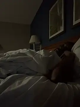 Stressreliever82: διαδικτυακό σόου στην κάμερα