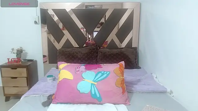 lindaesmeralda: διαδικτυακό σόου στην κάμερα