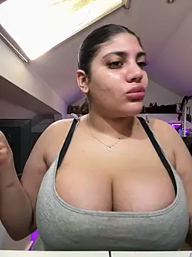 MinaKhalina: διαδικτυακό σόου στην κάμερα