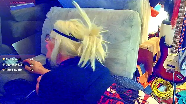 Show modela DoMeDoggyNow na web-kameri