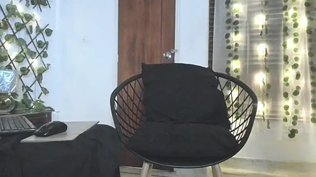 Chat +18 de LittlePeach_ ao vivo