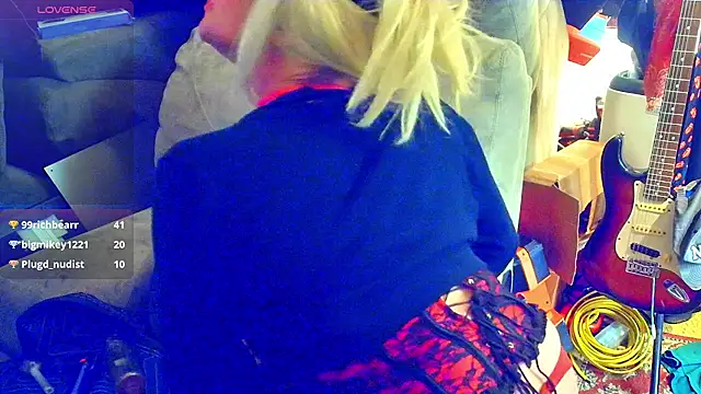 DoMeDoggyNow's Webcam Show