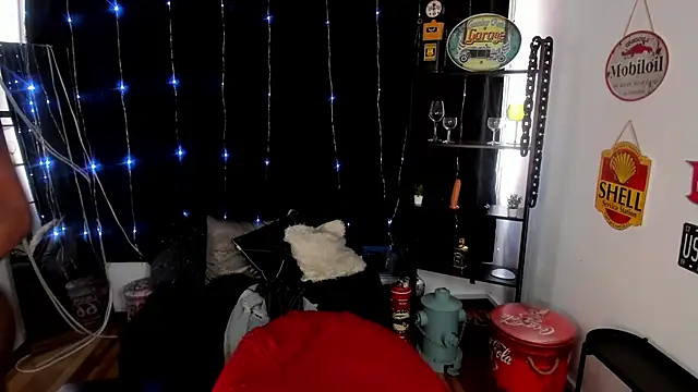 anuvyz_miller_: διαδικτυακό σόου στην κάμερα