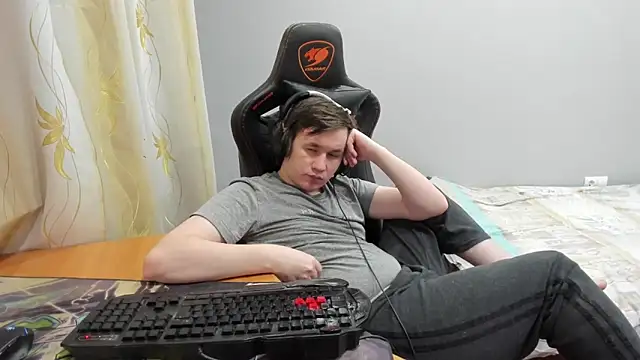 iliaskrislove: διαδικτυακό σόου στην κάμερα