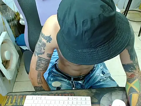 Boy_tatto77 Adlı Modelin Canlı XXX Sohbeti