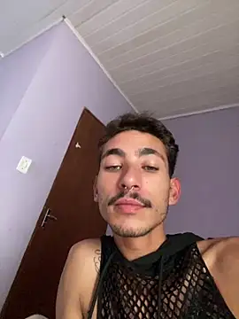 GuioficialBr Adlı Modelin Canlı XXX Sohbeti