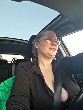 Pokazy przed kamerką – BustyLanaX