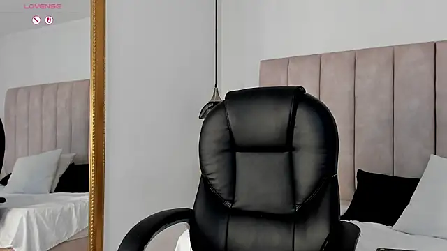 Megan-8's Live XXX Chat