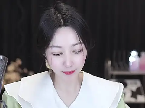 Nuyoah-77's Live XXX Chat