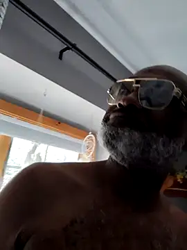 sinnernoir: διαδικτυακό σόου στην κάμερα