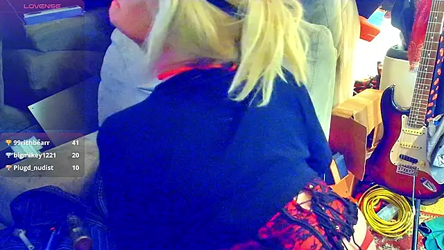 DoMeDoggyNowのウェブカメラショー