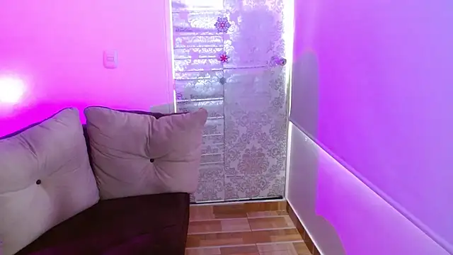 milfrousse's Live XXX Chat