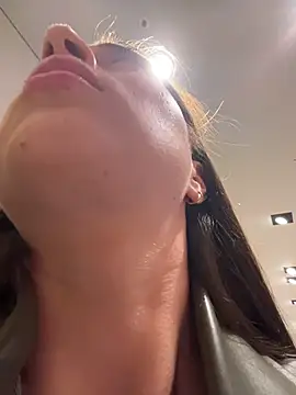 Holly_Play Adlı Modelin Canlı XXX Sohbeti