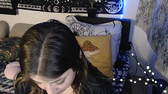 AlienforTwenty live XXX chat