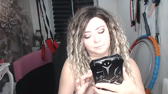 Chat +18 de MISSwithDOLLS ao vivo