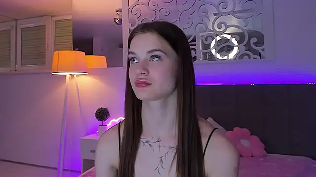 LuisaClover Adlı Modelin Canlı XXX Sohbeti