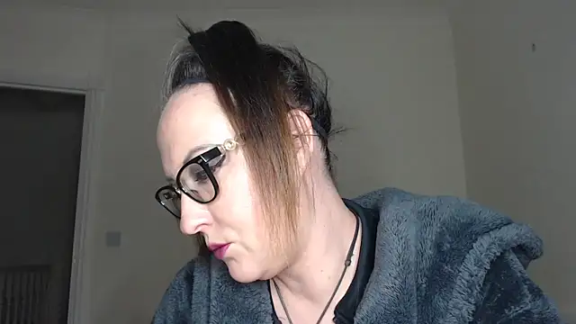 Humiliatrixxxx Adlı Modelin Canlı XXX Sohbeti