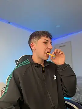 oliver_kyy élő XXX-chatje