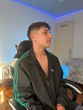 oliver_kyy: διαδικτυακό σόου στην κάμερα