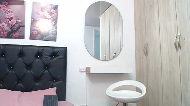 pinky_f00x Adlı Modelin Canlı XXX Sohbeti