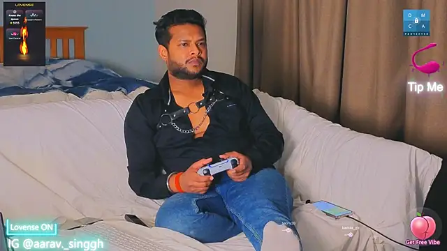 Pokazy przed kamerką – aarrav_hotty