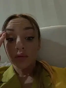 Show modela KatieCutieXooo na web-kameri