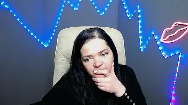 Show modela LauraFinn na web-kameri