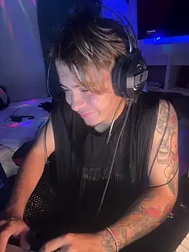 Show modela AngelLatinBoy na web-kameri