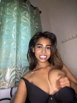 STRIP_GLOW: διαδικτυακό σόου στην κάμερα