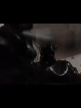 RubberFetischem: διαδικτυακό σόου στην κάμερα