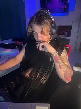 Show modela AngelLatinBoy na web-kameri