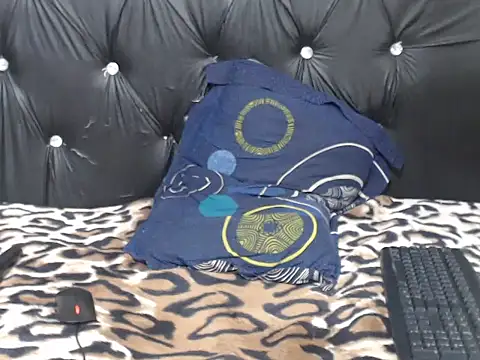 TallGoddessX_'s Live XXX Chat