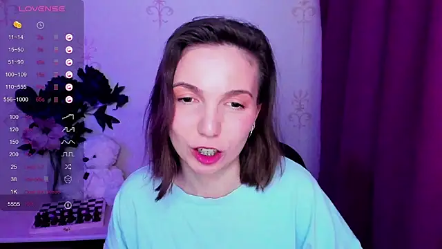 Chat XXX en directo de KindHazelHere_