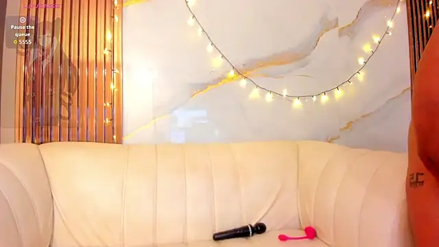 SaraApril_1 Adlı Modelin Canlı XXX Sohbeti