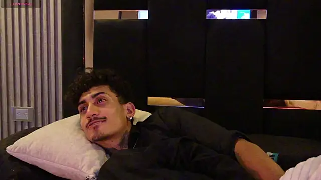 Dark_Eros_: διαδικτυακό σόου στην κάμερα