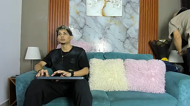 Show modela YOUNG_BOYS_HELL na web-kameri