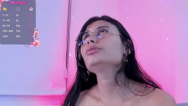 NayeCloud live XXX chat