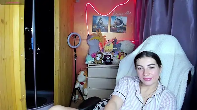 Pokazy przed kamerką – Fiery_Brunette_