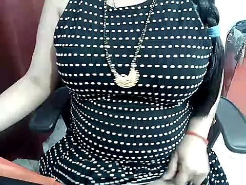 Nagma_housewife: διαδικτυακό σόου στην κάμερα