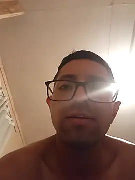 aquel_boy_xx: διαδικτυακό σόου στην κάμερα