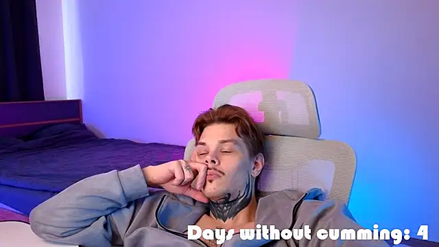 Show modela DENIS_HERE na web-kameri