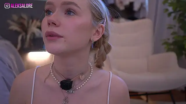 LexieLoree: онлайн-секс-чат